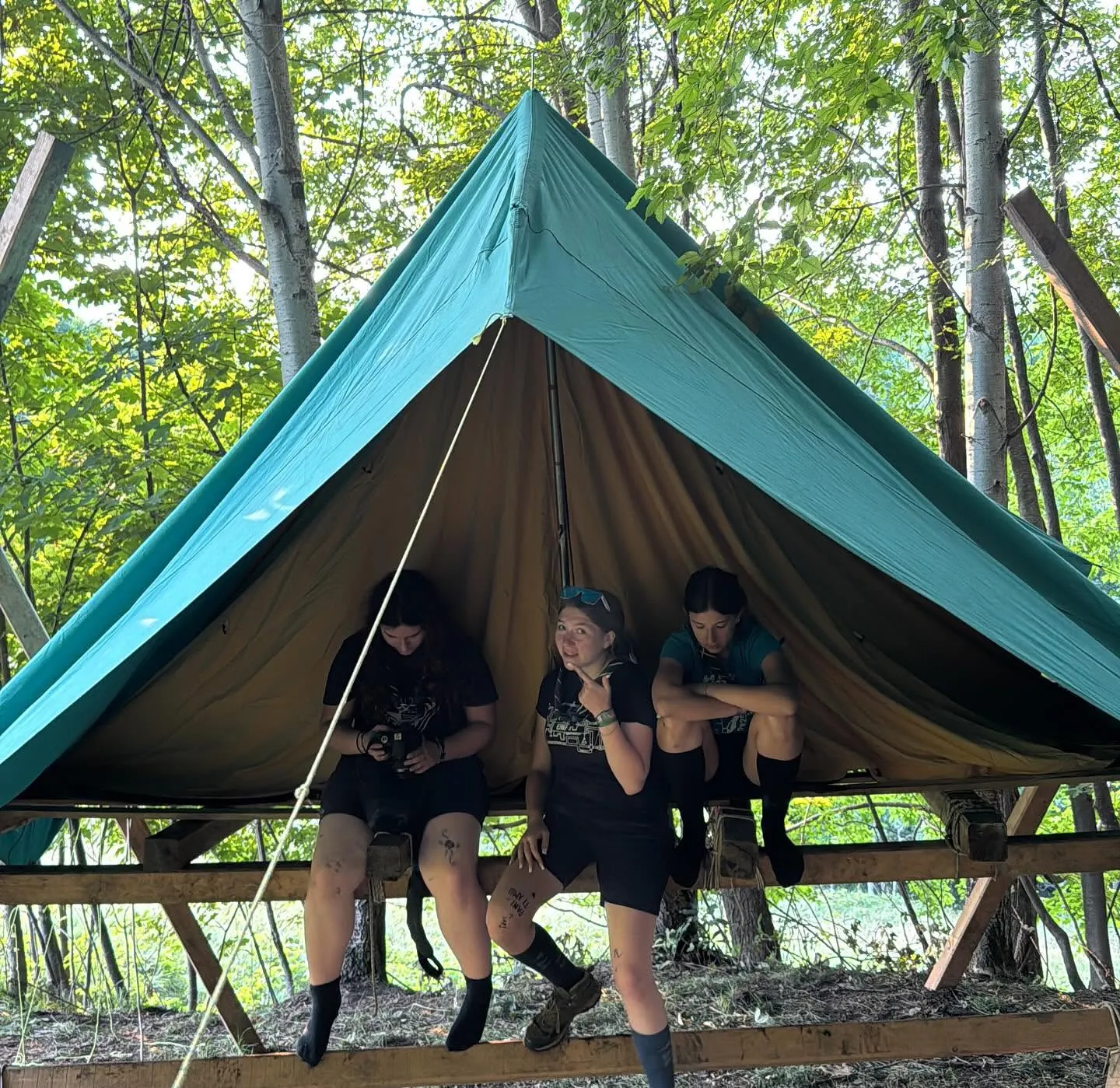 Ragazze al campo estivo sotto la tenda
